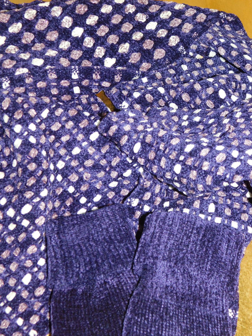 Set nou fular cu manusi , colorit elegant .