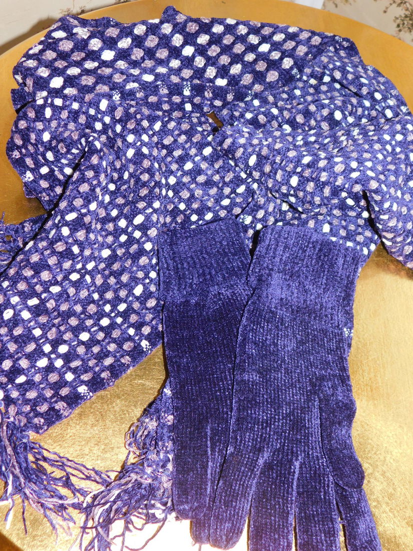 Set nou fular cu manusi , colorit elegant .