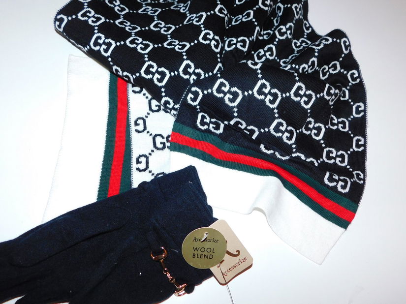 Esarfa noua   dubla,  imprimeu pe ambele fete,  manusi noi  lina cadou