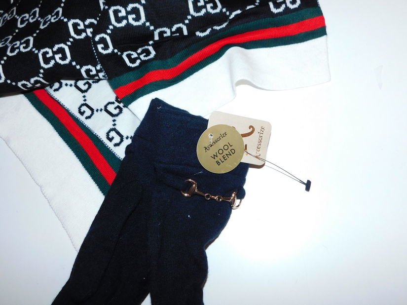 Esarfa noua   dubla,  imprimeu pe ambele fete,  manusi noi  lina cadou