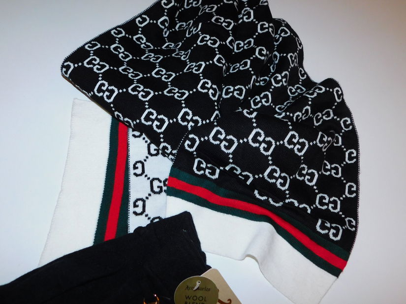 Esarfa noua   dubla,  imprimeu pe ambele fete,  manusi noi  lina cadou