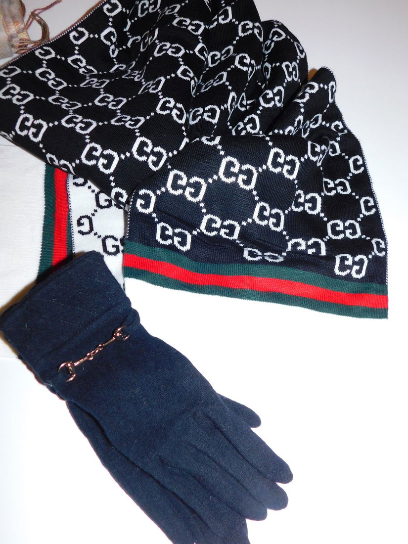 Esarfa noua   dubla,  imprimeu pe ambele fete,  manusi noi  lina cadou