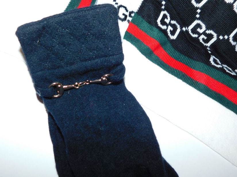 Esarfa noua   dubla,  imprimeu pe ambele fete,  manusi noi  lina cadou