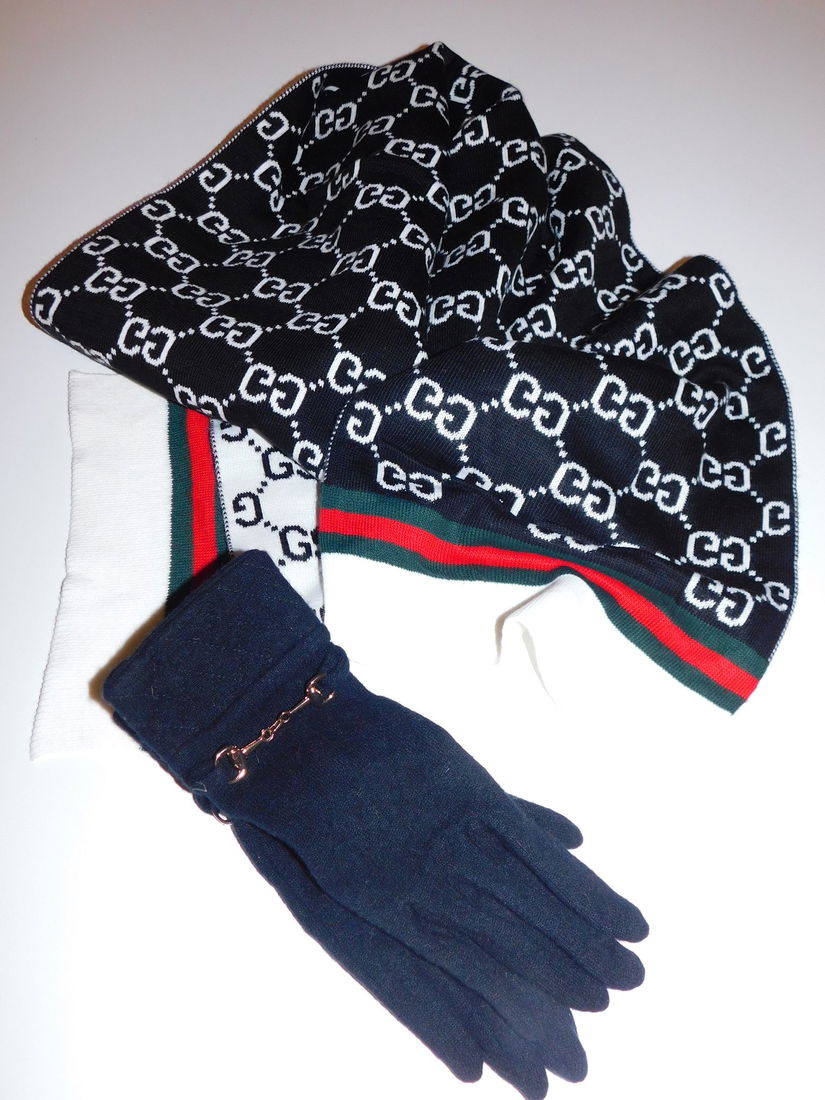 Esarfa noua   dubla,  imprimeu pe ambele fete,  manusi noi  lina cadou