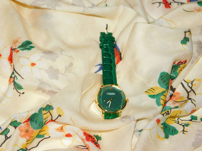 GUESS, esarfa noua ,Italia , 110 x 110 cm , originala, ceas nou, asortat , cadou