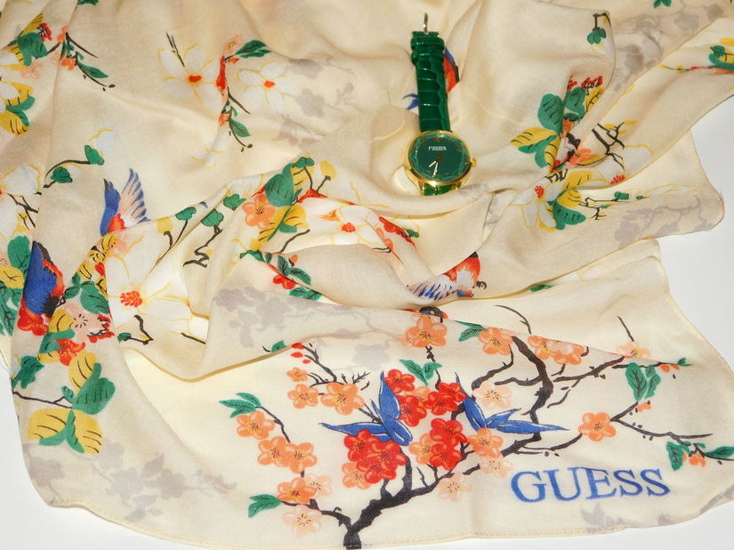 GUESS, esarfa noua ,Italia , 110 x 110 cm , originala, ceas nou, asortat , cadou