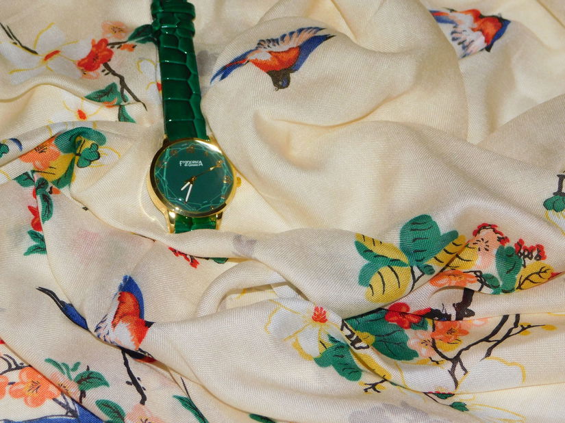 GUESS, esarfa noua ,Italia , 110 x 110 cm , originala, ceas nou, asortat , cadou