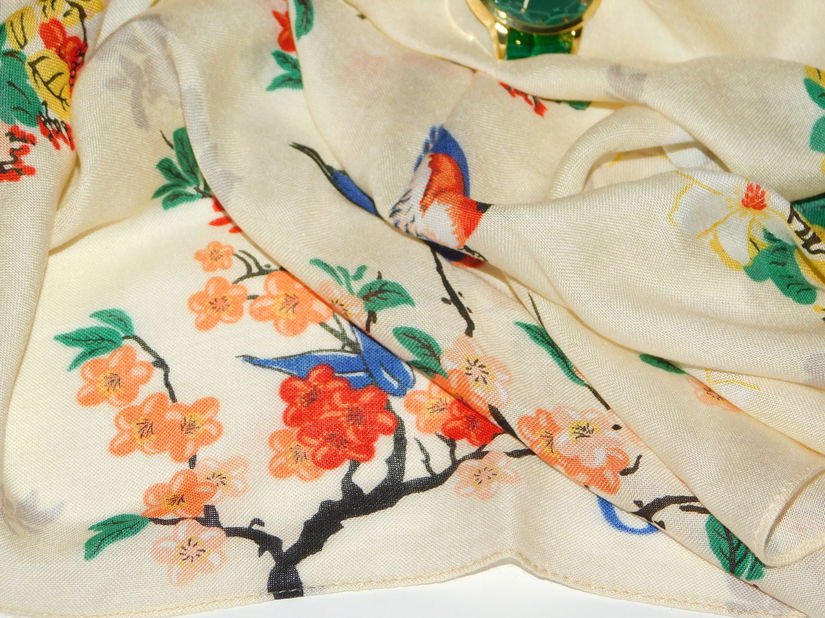 GUESS, esarfa noua ,Italia , 110 x 110 cm , originala, ceas nou, asortat , cadou