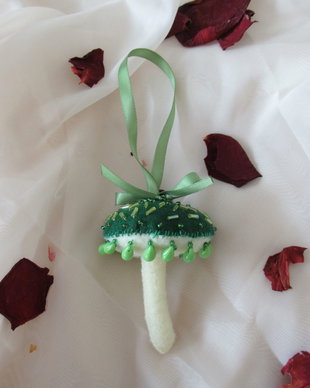 Decorațiune Ciupercă din fetru brodată verde și alb