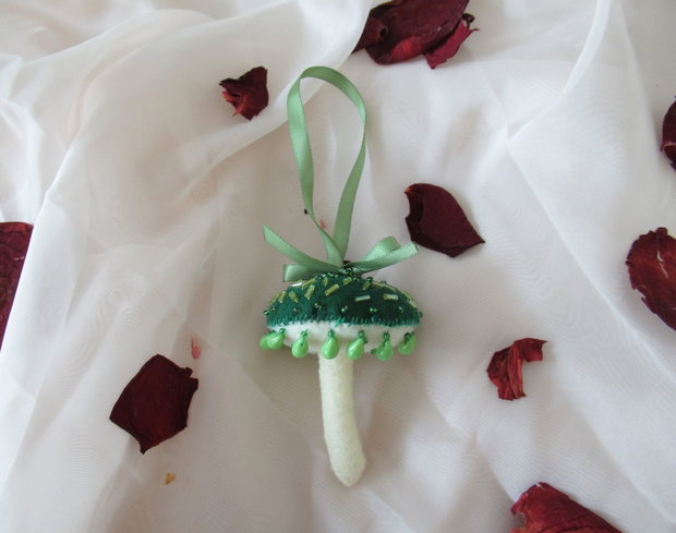 Decorațiune Ciupercă din fetru brodată verde și alb