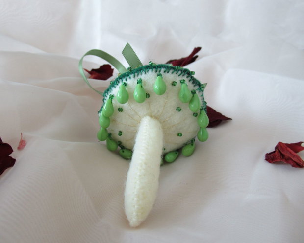 Decorațiune Ciupercă din fetru brodată verde și alb