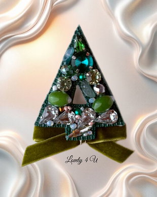 Broșă LOVELY CHRISTMAS TREE - brosa eleganta handmade cu pietre semiprețioase jad, unakit, pietre, cristale- idei cadou unicat, mesaj pe verso : RADIEZI LUMINA SI FRUMUSETE, IN TINE STA TOATA MAGIA