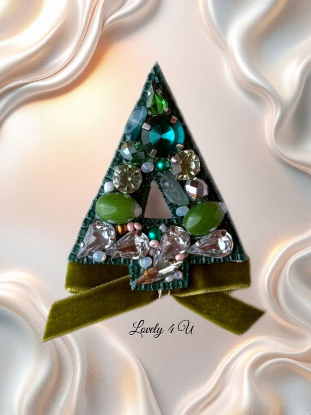 Broșă LOVELY CHRISTMAS TREE - brosa eleganta handmade cu pietre semiprețioase jad, unakit, pietre, cristale- idei cadou unicat, mesaj pe verso : RADIEZI LUMINA SI FRUMUSETE, IN TINE STA TOATA MAGIA