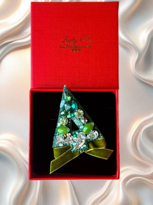 Broșă LOVELY CHRISTMAS TREE - brosa eleganta handmade cu pietre semiprețioase jad, unakit, pietre, cristale- idei cadou unicat, mesaj pe verso : RADIEZI LUMINA SI FRUMUSETE, IN TINE STA TOATA MAGIA