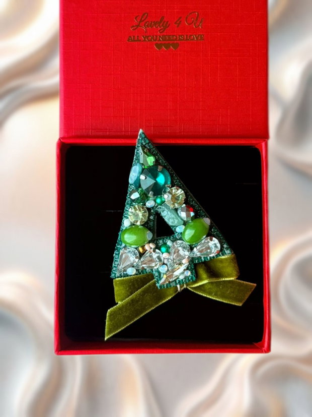 Broșă LOVELY CHRISTMAS TREE - brosa eleganta handmade cu pietre semiprețioase jad, unakit, pietre, cristale- idei cadou unicat, mesaj pe verso : RADIEZI LUMINA SI FRUMUSETE, IN TINE STA TOATA MAGIA