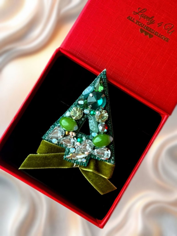 Broșă LOVELY CHRISTMAS TREE - brosa eleganta handmade cu pietre semiprețioase jad, unakit, pietre, cristale- idei cadou unicat, mesaj pe verso : RADIEZI LUMINA SI FRUMUSETE, IN TINE STA TOATA MAGIA