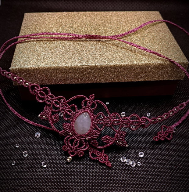 Colier magenta macrame cu cuart roz