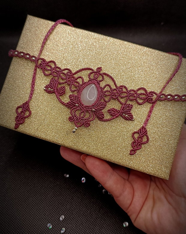 Colier magenta macrame cu cuart roz