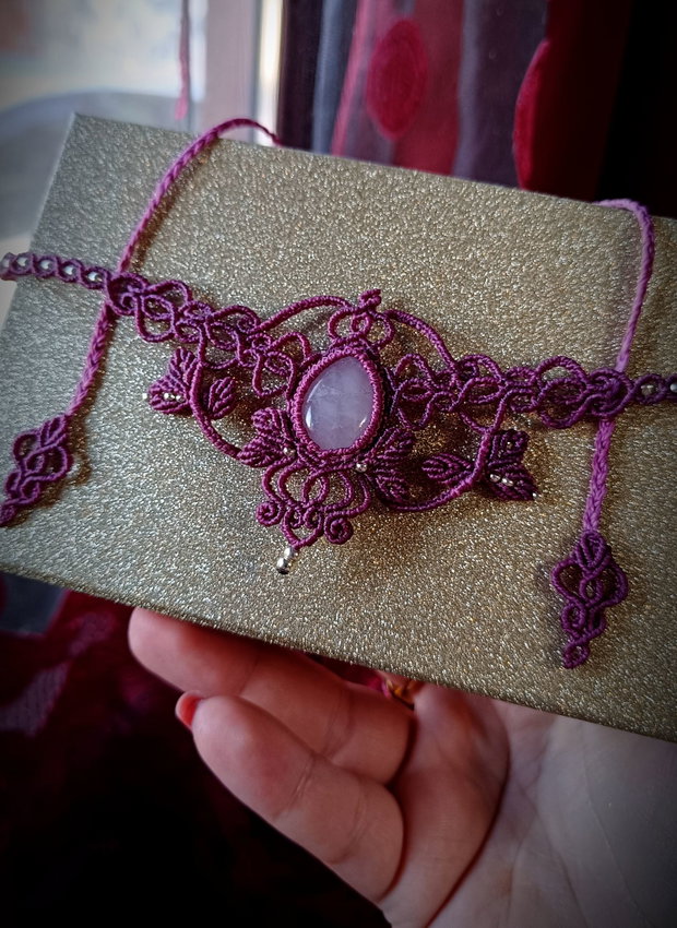 Colier magenta macrame cu cuart roz