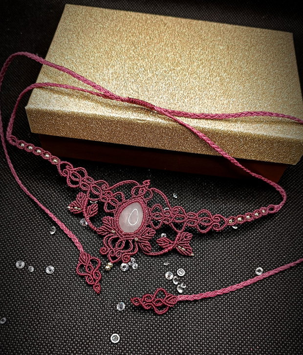 Colier magenta macrame cu cuart roz