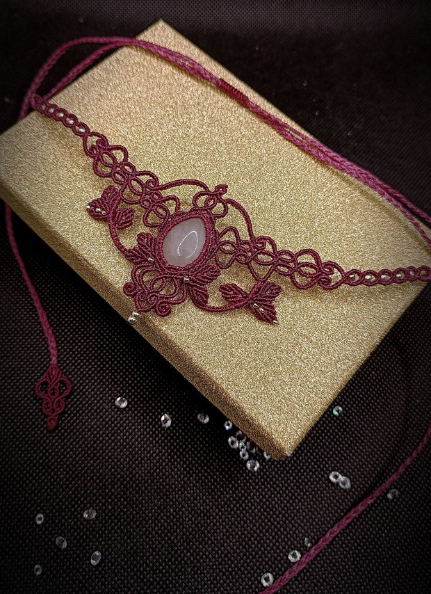 Colier magenta macrame cu cuart roz