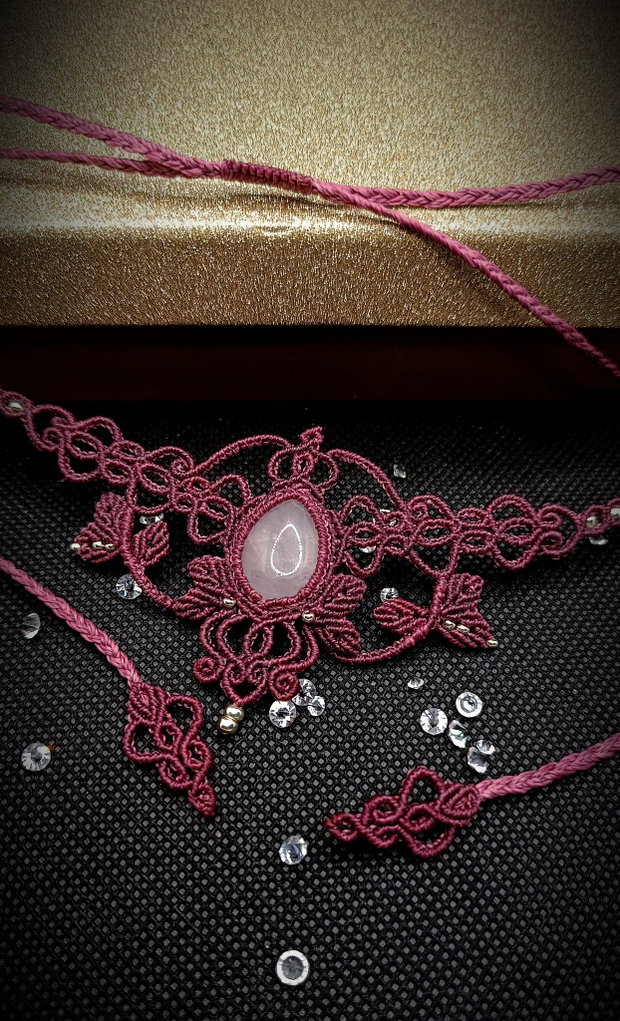 Colier magenta macrame cu cuart roz