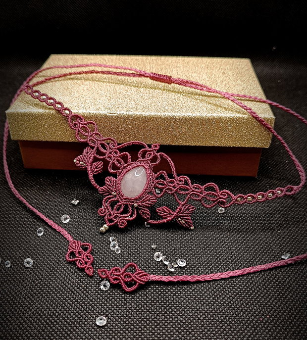 Colier magenta macrame cu cuart roz