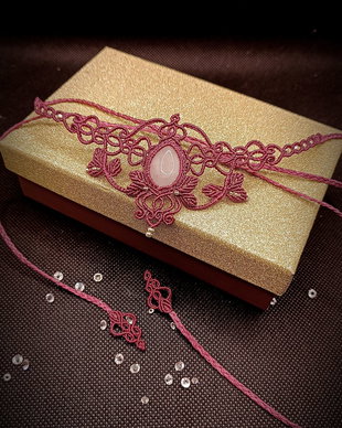 Colier magenta macrame cu cuart roz