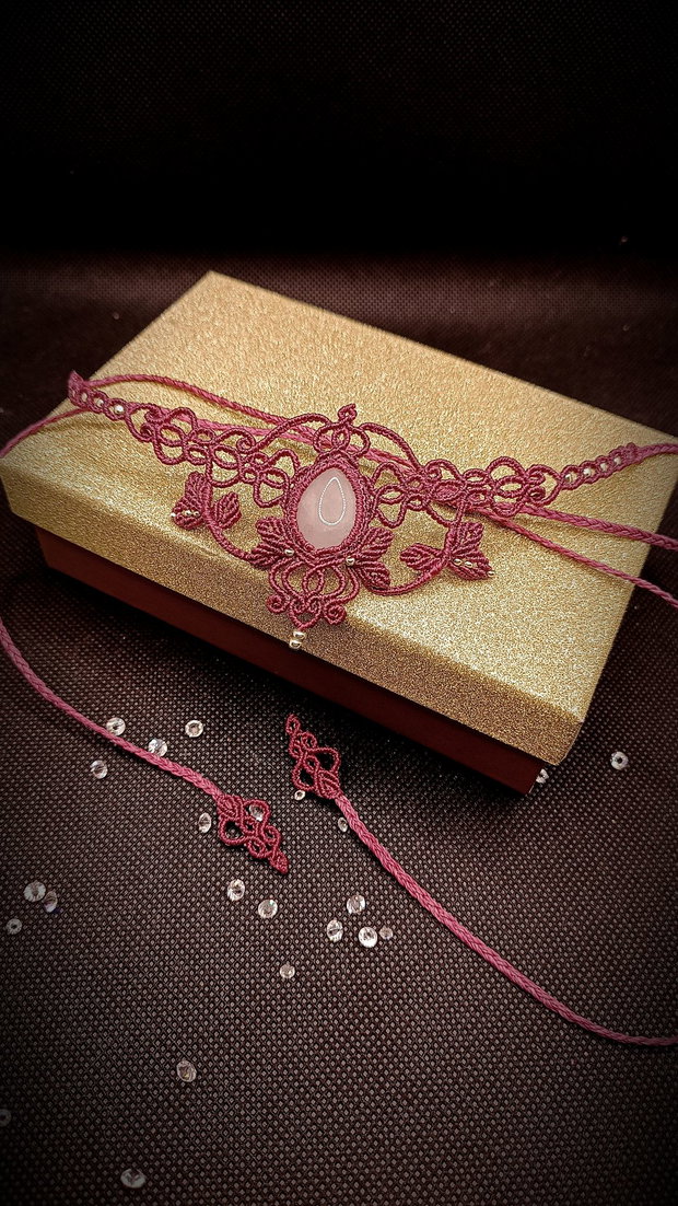 Colier magenta macrame cu cuart roz