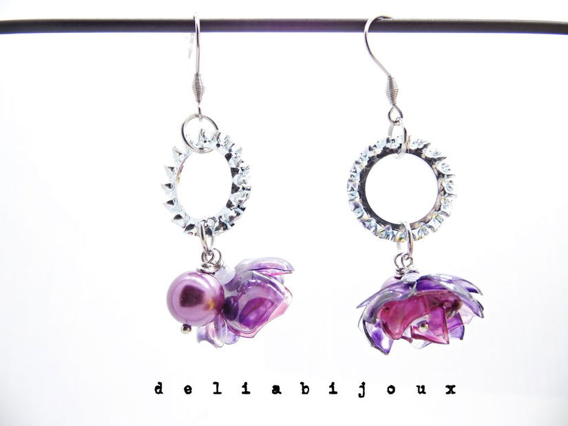 Cercei statement cu perle de sticlă și flori mov creați manual din plastic reciclat (cod1356)