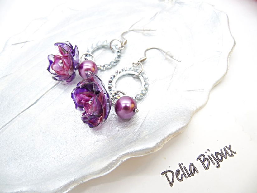 Cercei statement cu perle de sticlă și flori mov creați manual din plastic reciclat (cod1356)