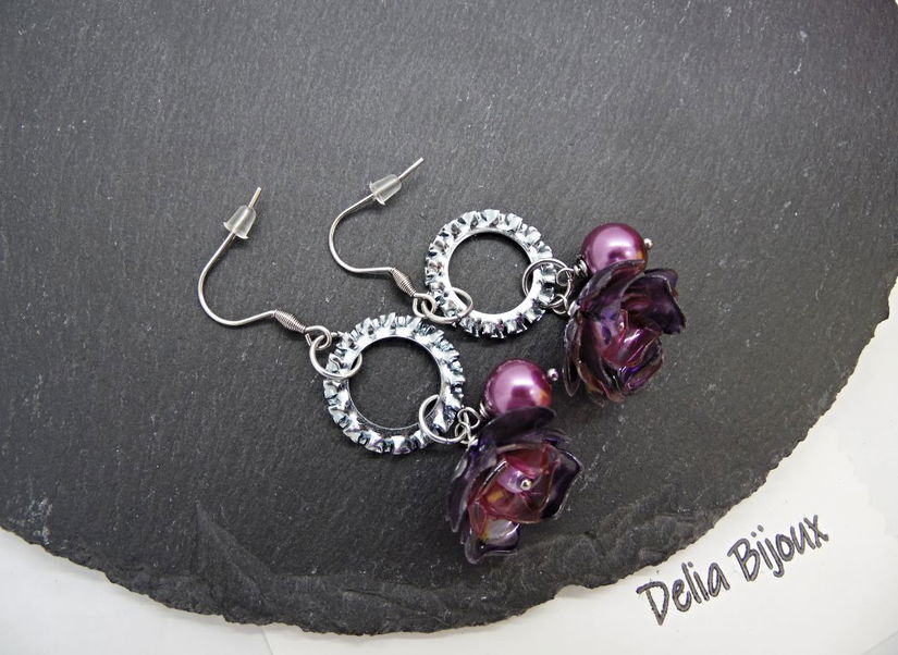 Cercei statement cu perle de sticlă și flori mov creați manual din plastic reciclat (cod1356)