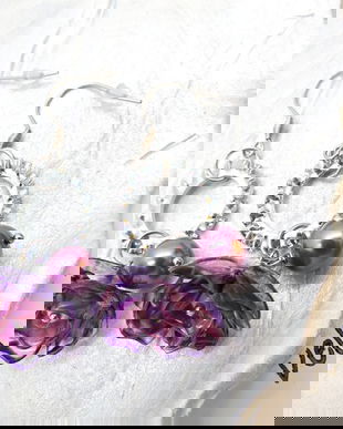 Cercei statement cu perle de sticlă și flori mov creați manual din plastic reciclat (cod1356)