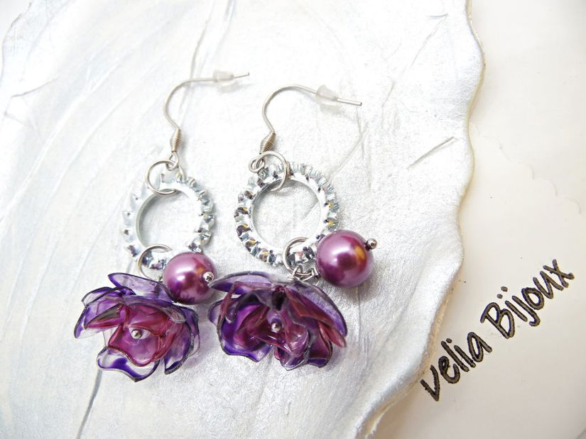 Cercei statement cu perle de sticlă și flori mov creați manual din plastic reciclat (cod1356)