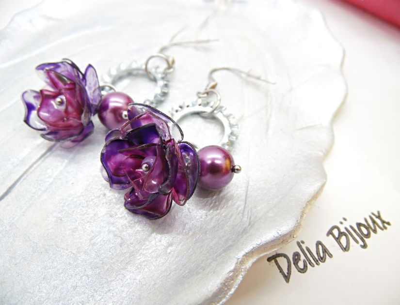 Cercei statement cu perle de sticlă și flori mov creați manual din plastic reciclat (cod1356)