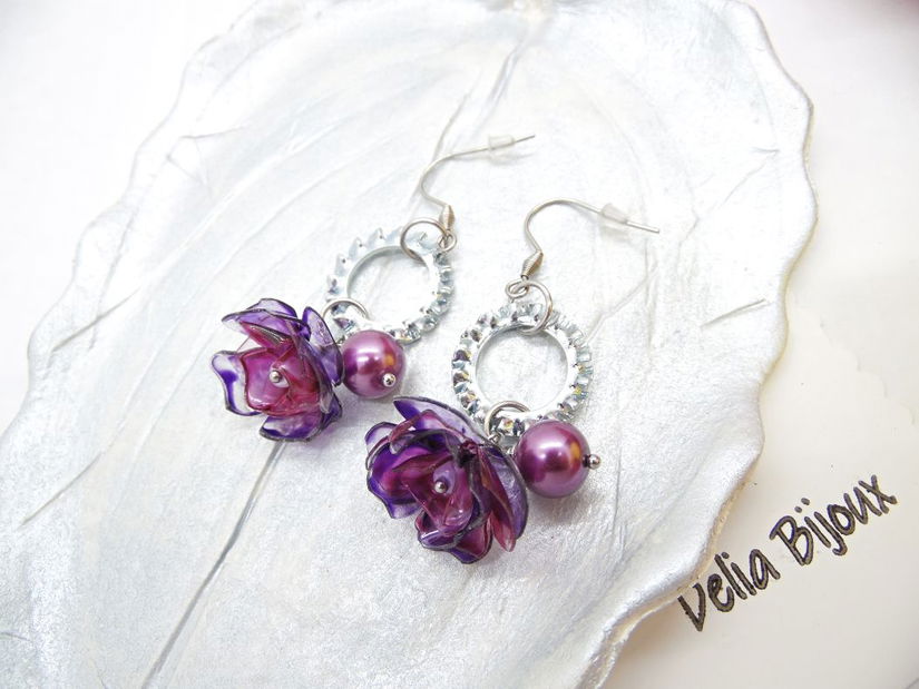 Cercei statement cu perle de sticlă și flori mov creați manual din plastic reciclat (cod1356)