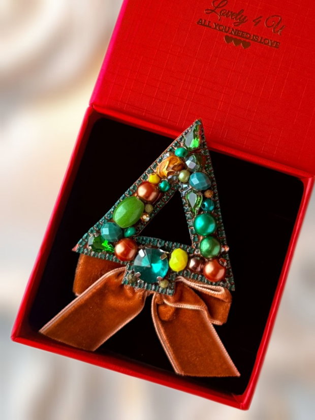 Brosa eleganta handmade - brad cu pietre - semiprețioase jad , unakit - tematică Crăciun, Mesaj pe verso : CREDE IN TINE NECONDITIONAT, Fii exact asa cum esti MINUNATA