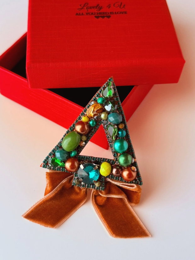 Brosa eleganta handmade - brad cu pietre - semiprețioase jad , unakit - tematică Crăciun, Mesaj pe verso : CREDE IN TINE NECONDITIONAT, Fii exact asa cum esti MINUNATA