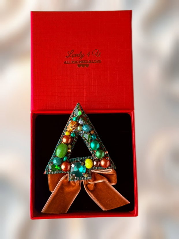 Brosa eleganta handmade - brad cu pietre - semiprețioase jad , unakit - tematică Crăciun, Mesaj pe verso : CREDE IN TINE NECONDITIONAT, Fii exact asa cum esti MINUNATA