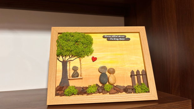 Tablou handmade / Cadou cuplu / nasi / fini / familie din pietre, licheni, lemn, cu mesaj personalizat