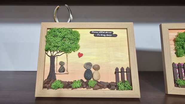 Tablou handmade / Cadou cuplu / nasi / fini / familie din pietre, licheni, lemn, cu mesaj personalizat