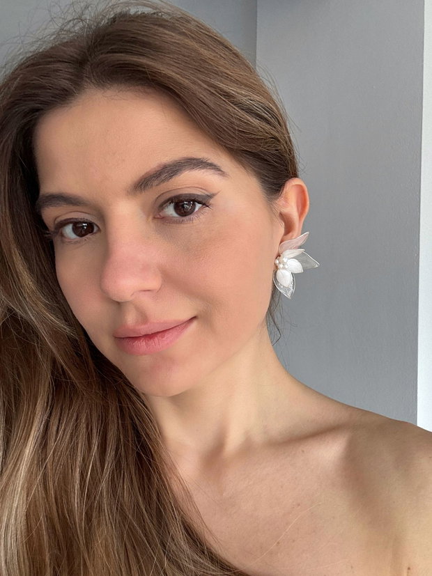 Cercei cu petale delicate si perle