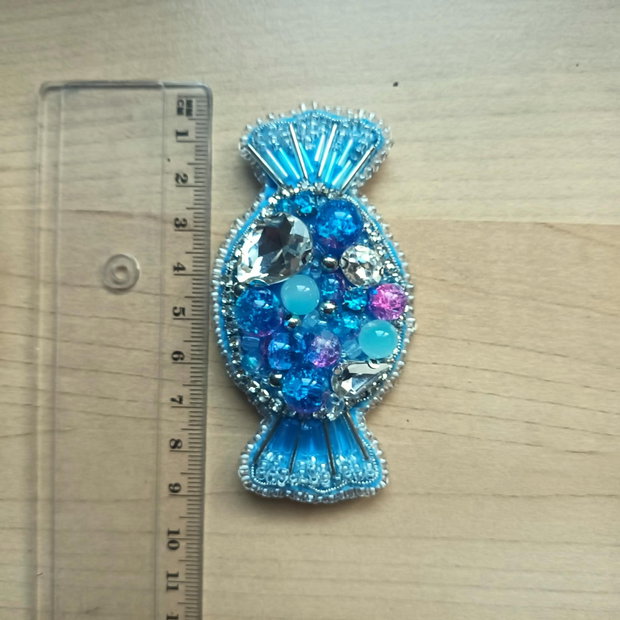 Brosa bomboana bleu cu margele si strasuri