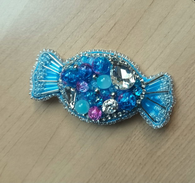 Brosa bomboana bleu cu margele si strasuri