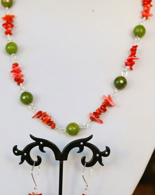 Set colier cercei handmade din cipsuri de coral si sfere fatetate din jad