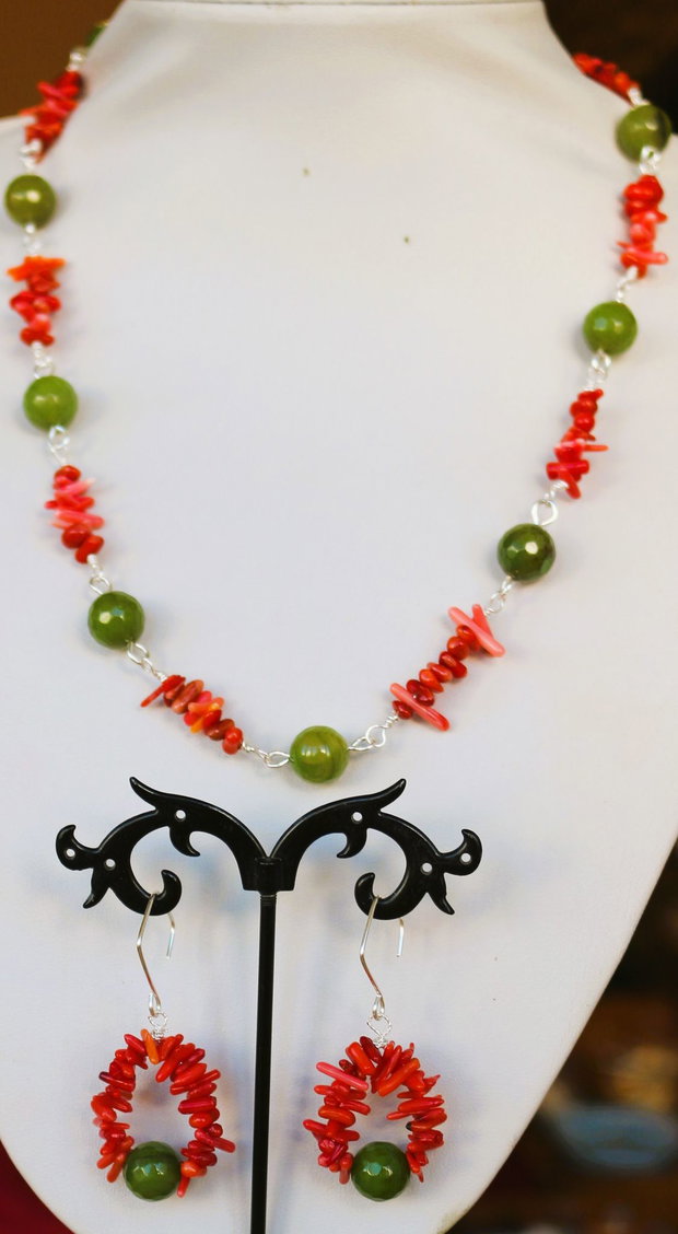 Set colier cercei handmade din cipsuri de coral si sfere fatetate din jad