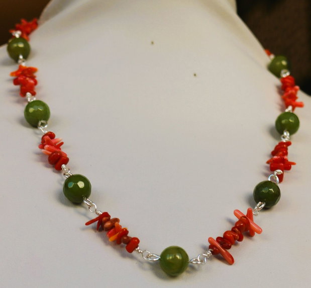 Set colier cercei handmade din cipsuri de coral si sfere fatetate din jad