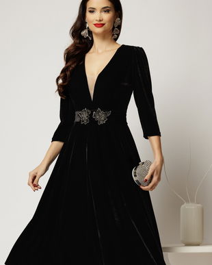 Rochie DY Fashion neagra din catifea cu decolteu adanc si cordon cu aplicatii