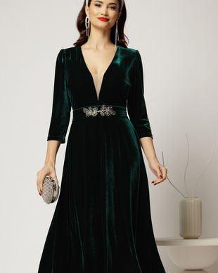 Rochie DY Fashion verde din catifea cu decolteu adanc si cordon cu aplicatii