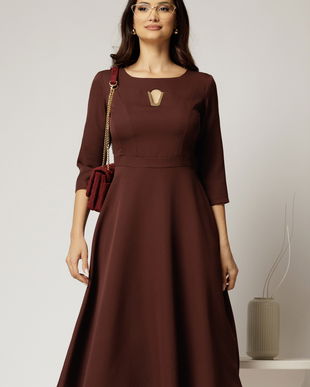 Rochie midi maro clos cu decupaj metalic la bust
